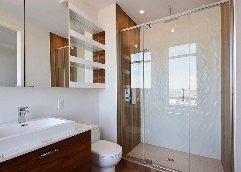 Salle de bain moderne et raffinée conçue et réalisée par Signé Labelle